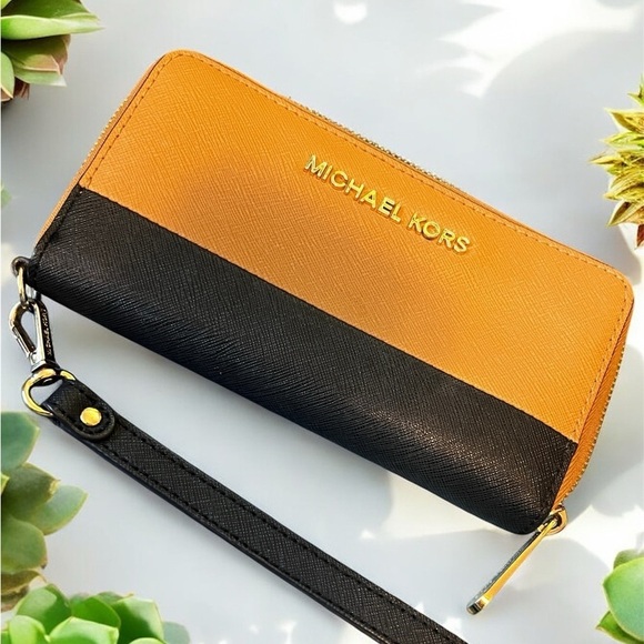 Michael Kors Handbags - MICHAEL KORS WALLET WRISTLET EUC